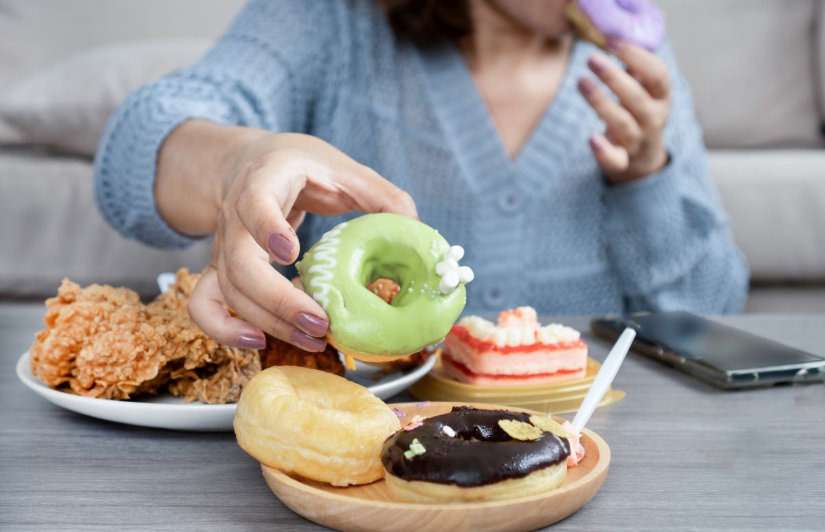 Heavy Snacker Full but still snacking? The brain contributes to overeating | News ...